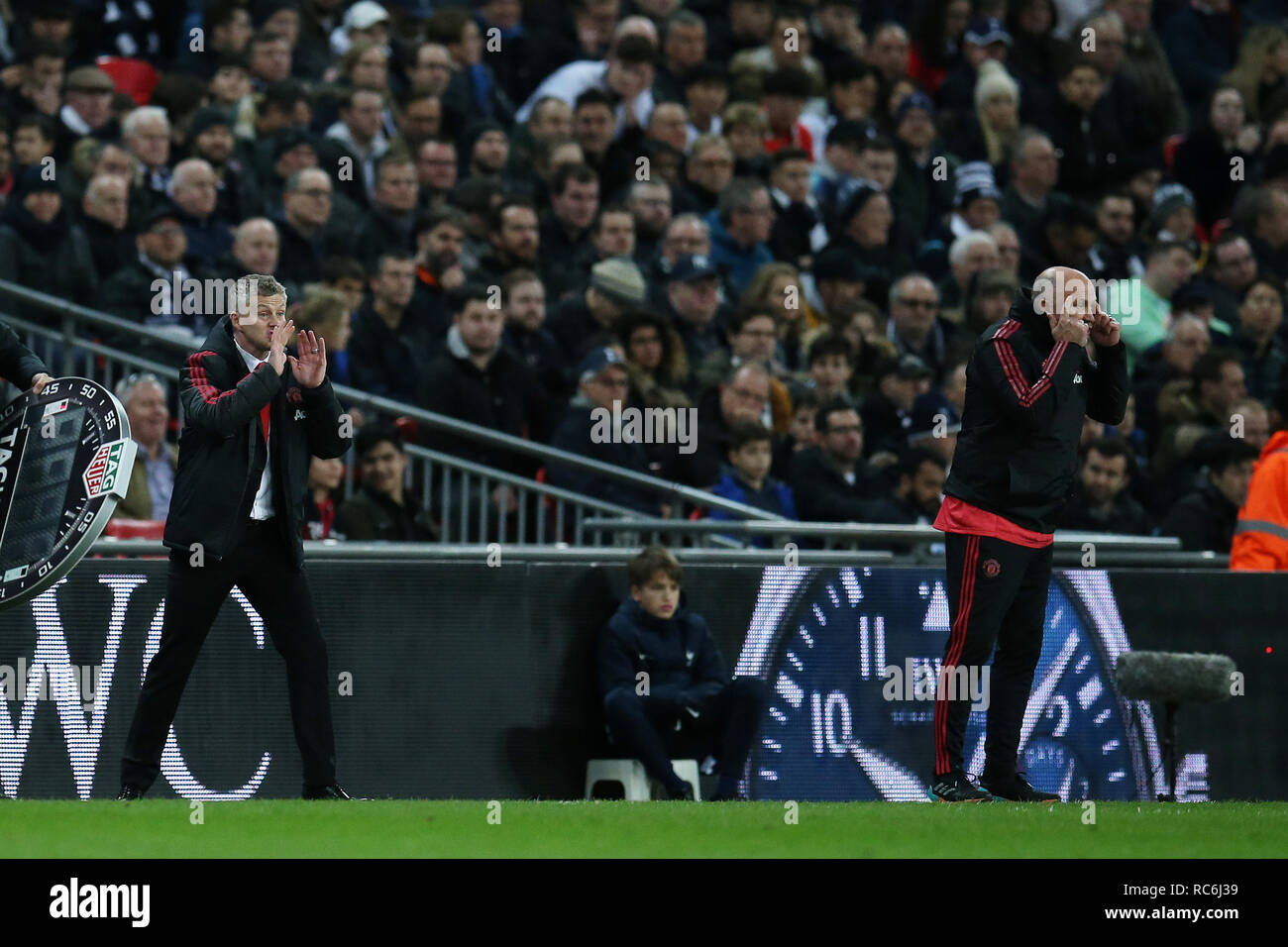Ole Gunnar Solsksjaer, die Interim Manager von Manchester United (l) und sein Assistent Mike Phelan Anweisungen zu erteilen, ihre Spieler aus der touchline. EPL Premier League match, Tottenham Hotspur v Manchester Utd im Wembley Stadion in London am Sonntag, den 13. Januar 2019. Dieses Bild dürfen nur für redaktionelle Zwecke verwendet werden. Nur die redaktionelle Nutzung, eine Lizenz für die gewerbliche Nutzung erforderlich. Keine Verwendung in Wetten, Spiele oder einer einzelnen Verein/Liga/player Publikationen. pic von Andrew Obstgarten/Andrew Orchard sport Fotografie/Alamy leben Nachrichten Stockfoto