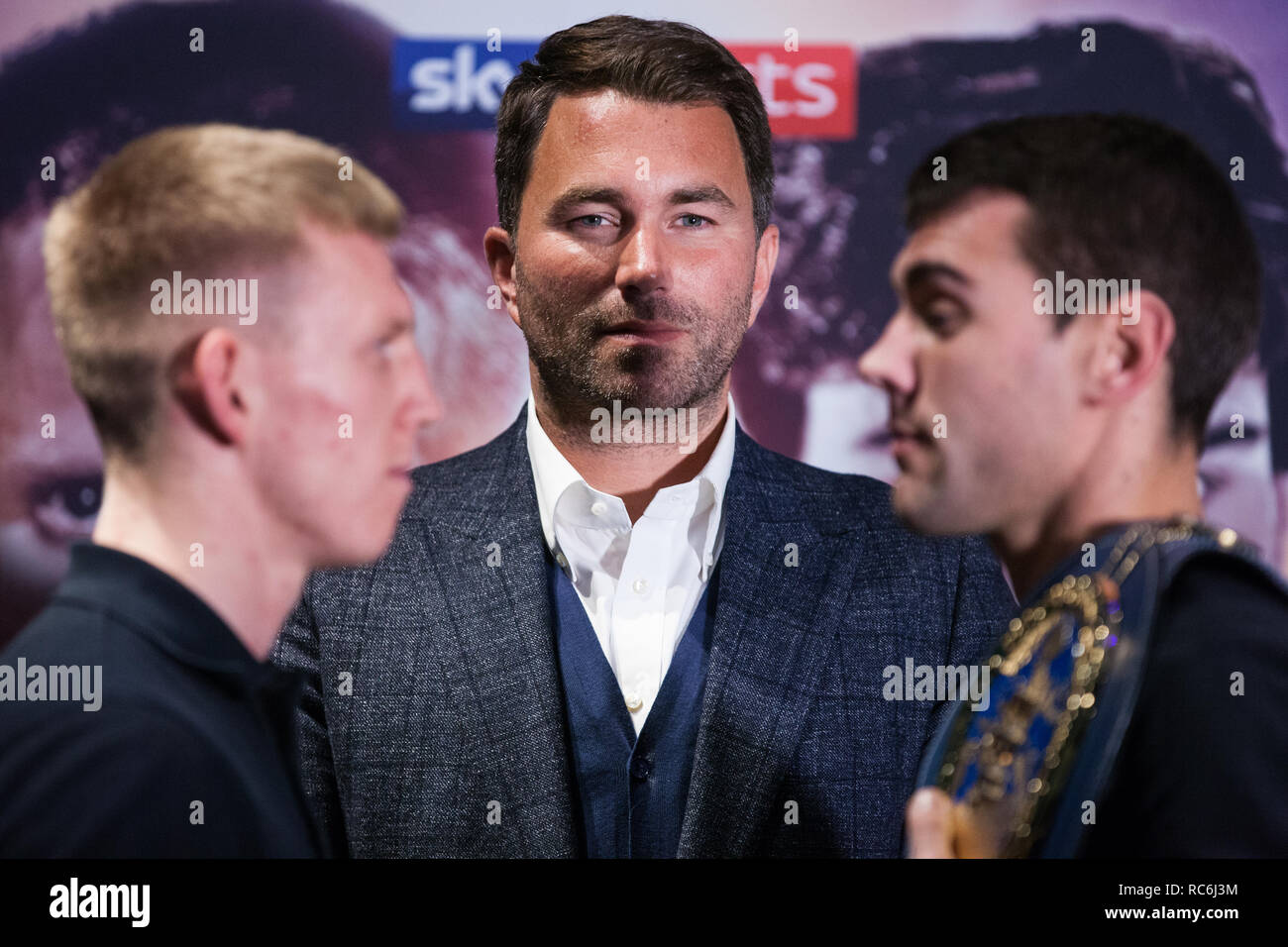 London, Großbritannien. 14. Januar, 2019. Boxen promoter Eddie Hearn (c) steht mit Ted Cheeseman (l) und Sergio Garcia (r) auf einer Pressekonferenz ihren 12 x 3 Minuten europäischen Super-Welterweight WM-Kampf am 02. Am 2. Februar zu fördern. Credit: Mark Kerrison/Alamy leben Nachrichten Stockfoto