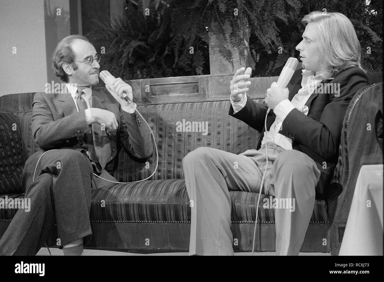 Björn Borg, Schweden, rechts, Tennisspieler, im Gespräch mit dem Moderator Alfred Biolek, sitzen in einem Interview auf der Couch, PR, Pressekonferenz bei Henkel in Düsseldorf, Querformat, Schwarz und Weiß geschossen; 12.05.1980. | Verwendung weltweit Stockfoto