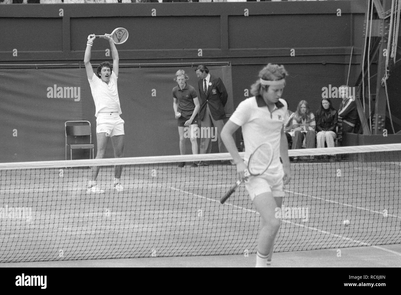 London, Grossbritannien. 07 Nov, 2018. Phil DENT, Links, Grüße nach Punkt gewinnen, John Mc Enroe (rechts), enttäuscht, USA Tennis, Viertelfinale von Wimbledon 1977, Querformat, Schwarz und Weiß geschossen; 01.07.1977. | Verwendung der weltweiten Kredit: dpa/Alamy leben Nachrichten Stockfoto