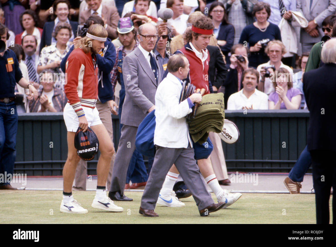 John McENROE, (Mc Enroe) (links), USA und Björn Borg, SWE, Schweden, jedes andere Gesicht im Finale von 1980, beide Spieler in den Center Court, 03.07.1980, vor dem Spiel. | Verwendung weltweit Stockfoto