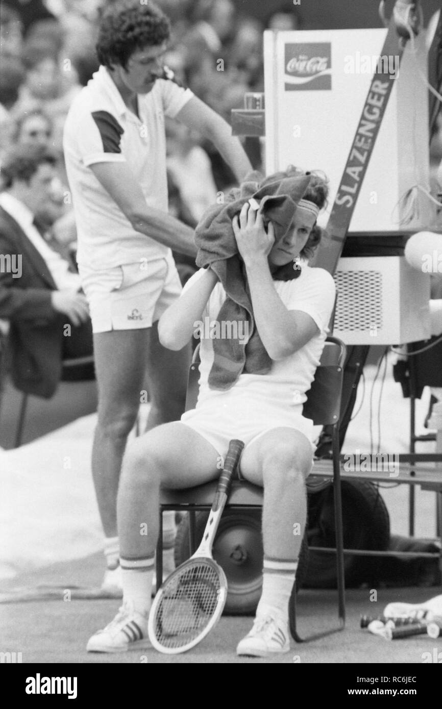 London, Grossbritannien. 09 Nov, 2018. Phil DENT, Links, und JOHN McENROE, (Mc Enroe) (rechts), USA, in einem Spiel Pause, die Spieler selbst aktualisieren, wischen Sie sich den Schweiß mit einem Handtuch, Tennis, Viertelfinale von Wimbledon 1977, Schwarze und Weiße erschossen; 01.07.1977. | Verwendung der weltweiten Kredit: dpa/Alamy leben Nachrichten Stockfoto