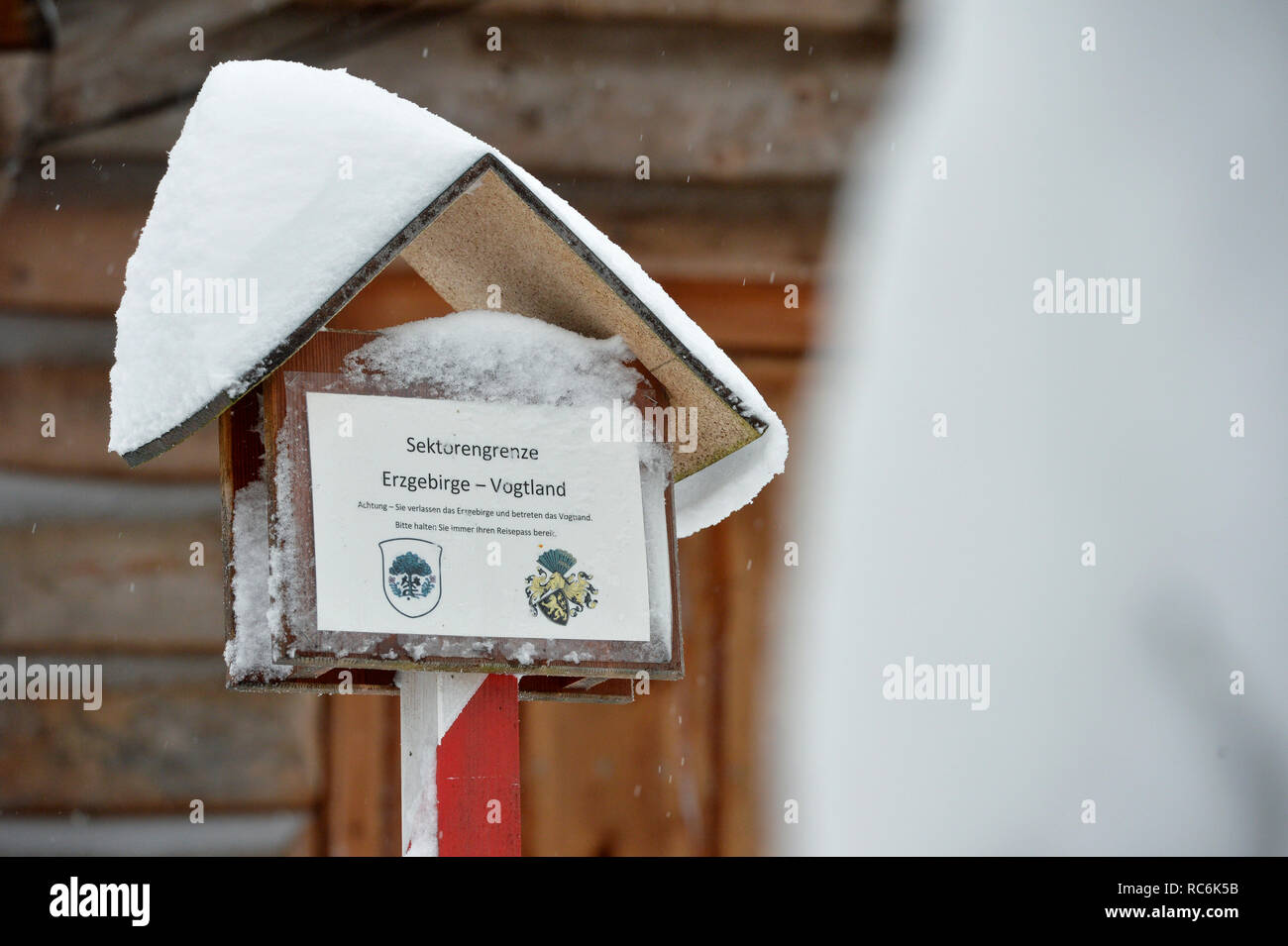 Leipzig, Deutschland. 10 Jan, 2019. Eine verschneite, nicht sehr ernst gemeint ist Zeichen ector Grenze Erzgebirge - Vogtland' - Schnee hat es seit Dienstag auch hier in der 'Grenze' Schönheide zwischen dem Erzgebirge und dem sächsischen Vogtland. Credit: Volkmar Heinz/dpa-Zentralbild/ZB/dpa/Alamy leben Nachrichten Stockfoto