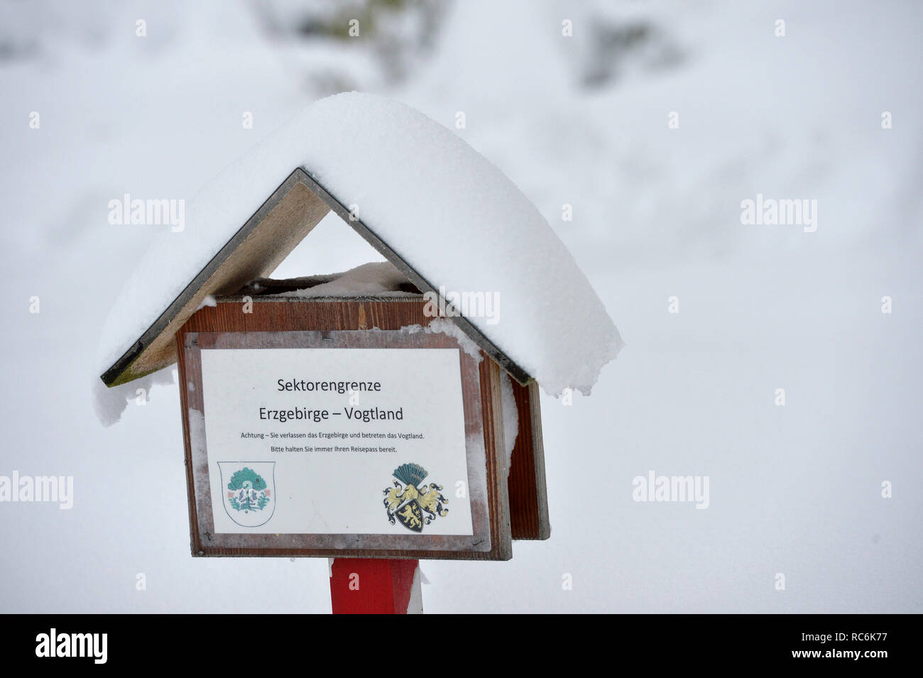 Leipzig, Deutschland. 10 Jan, 2019. Eine verschneite, nicht sehr ernst gemeint ist Zeichen ector Grenze Erzgebirge - Vogtland' - Schnee hat es seit Dienstag auch hier in der 'Grenze' Schönheide zwischen dem Erzgebirge und dem sächsischen Vogtland. Credit: Volkmar Heinz/dpa-Zentralbild/ZB/dpa/Alamy leben Nachrichten Stockfoto