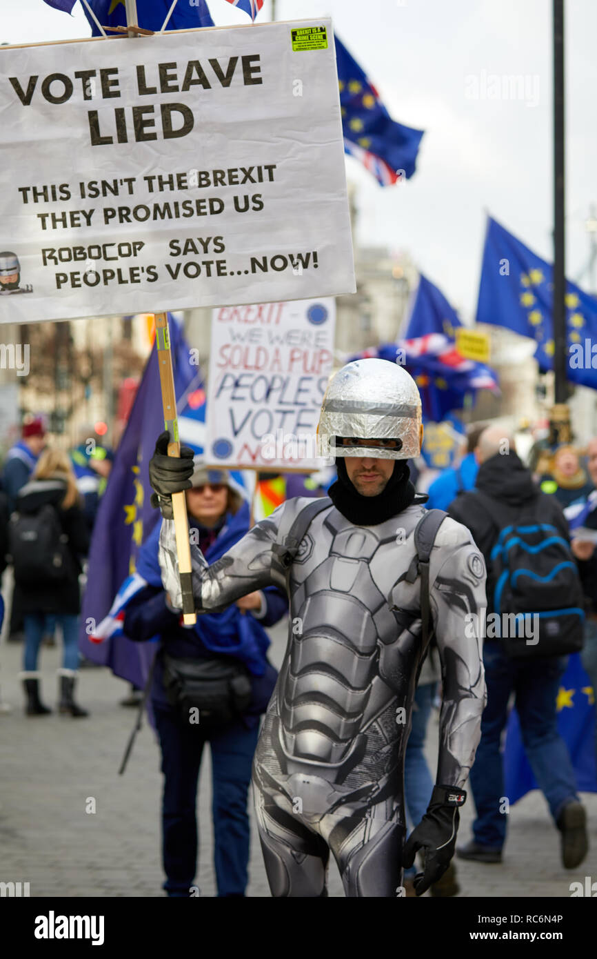 London, Großbritannien - 14 Jan, 2019: Weiterhin ein Verfechter gekleidet wie Robocop außerhalb des Parlaments von Westminster demonstriert. Credit: Kevin J. Frost-/Alamy leben Nachrichten Stockfoto