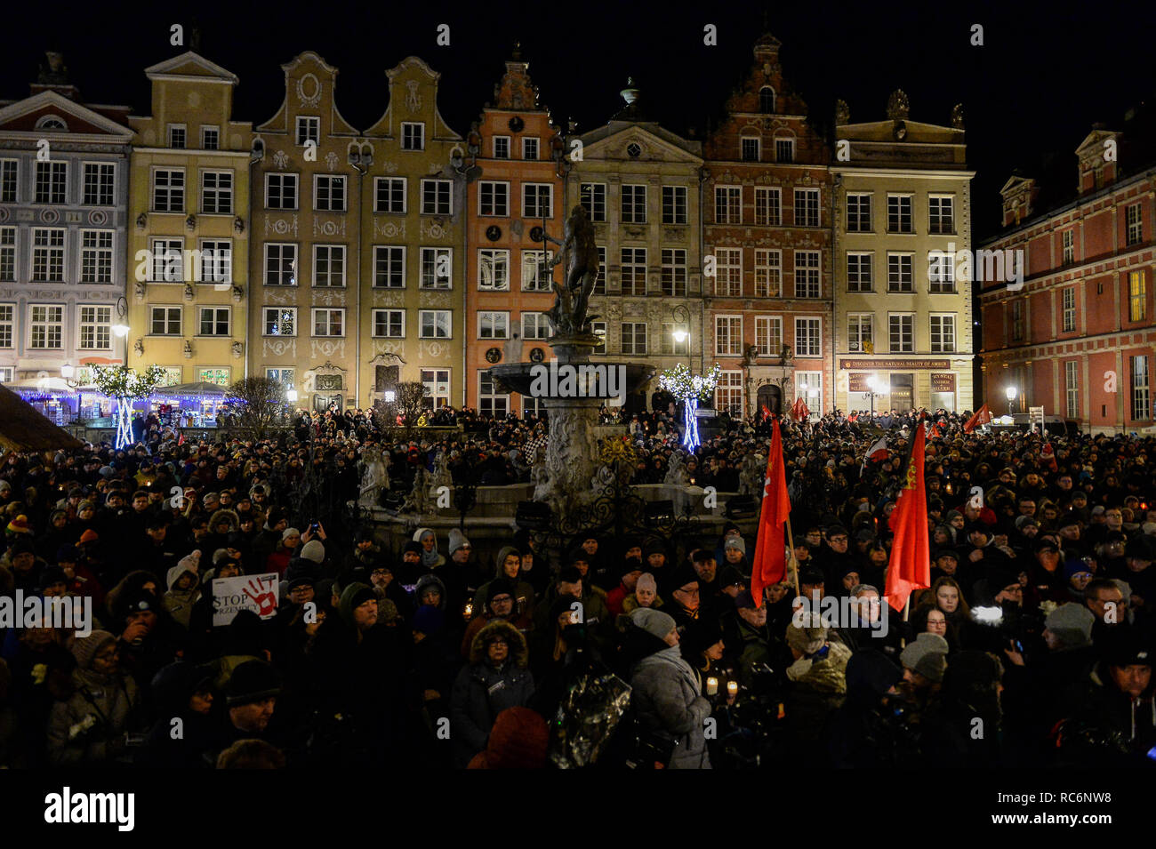 Danzig, Pommern, Polen. 14 Jan, 2019. Januar 14, 2019 - Danzig, Abschied von der tragisch verstorbenen Präsidenten von Danzig Pawel Ottar in der Dluga Straße in Danzig, Polen. Im Bild Leute mit Flagge und Kerzen. Quelle: Mateusz Slodkowski/ZUMA Draht/Alamy leben Nachrichten Stockfoto