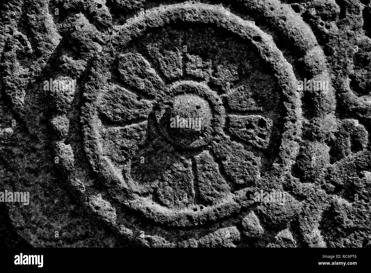 Schnitzarbeiten Details an der Außenwand eines kleinen Schreines in der Nähe von Someshwar Tempel, in der Nähe von Mahuli Sangam, Satara, Maharashtra, Indien Stockfoto