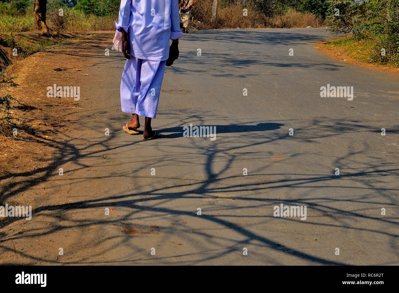 Ländlicher Mann auf der einsamen Straße, in der Nähe Someshwar Tempel, Mahuli Sangam, Satara, Maharashtra, Indien Stockfoto