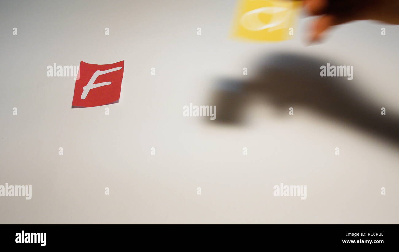 Hand gefälschte Nachrichten geschrieben, mit Zeitung Stücke, auf einem weißen Hintergrund. Stockfoto