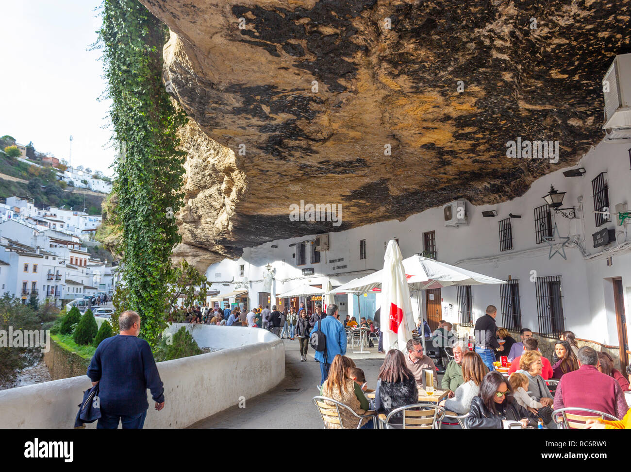 Setenil de las Bodegas, Cádiz, Spanien, berühmt für ihre Behausungen in den Fels Überhängen oberhalb des Río Guadalporcún gebaut. Stockfoto