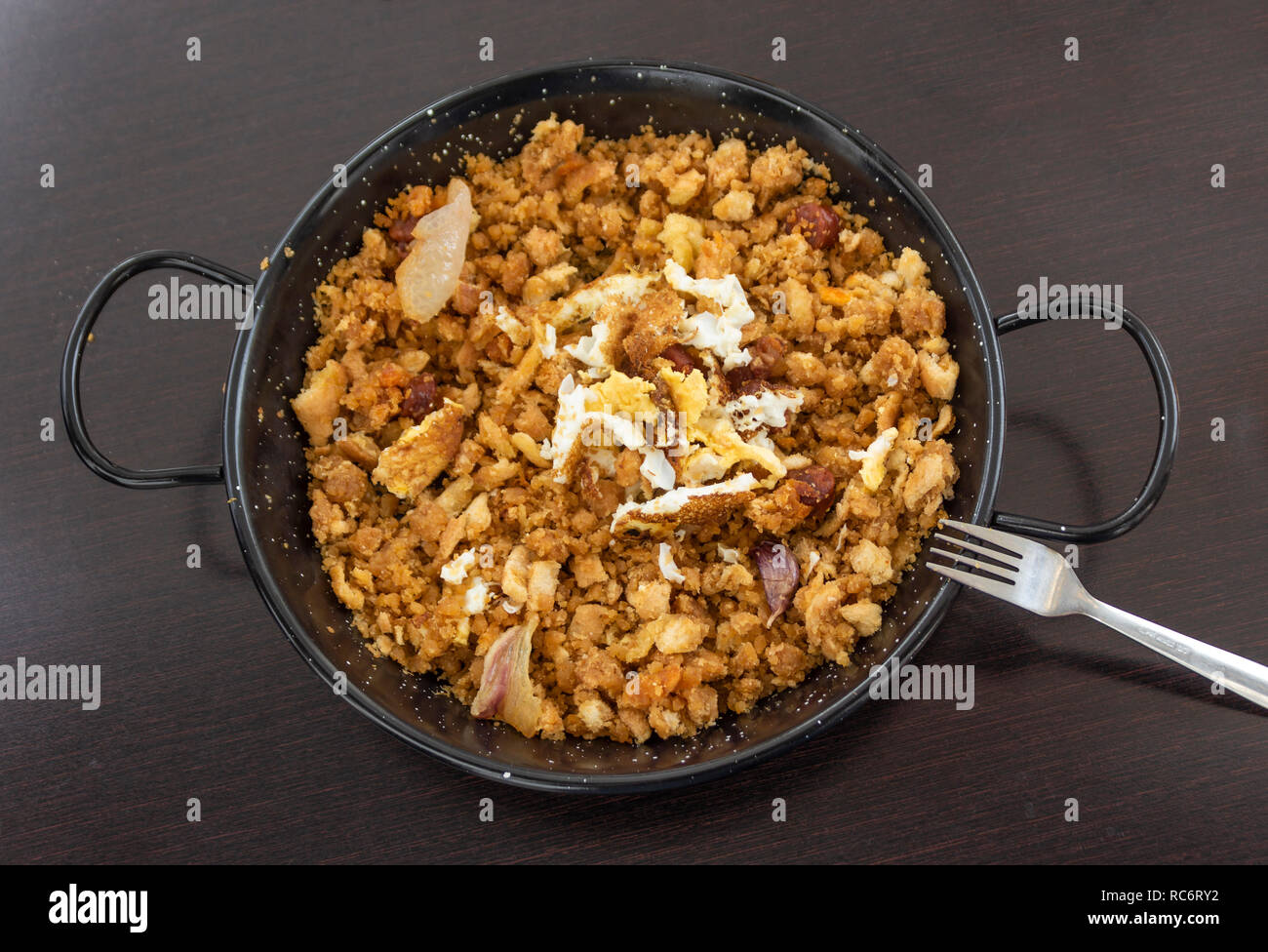 "Migas", ein typisch spanisches Gericht bestehend aus Semmelbröseln, Schinken, Chorizo, Knoblauch und Ei. Stockfoto