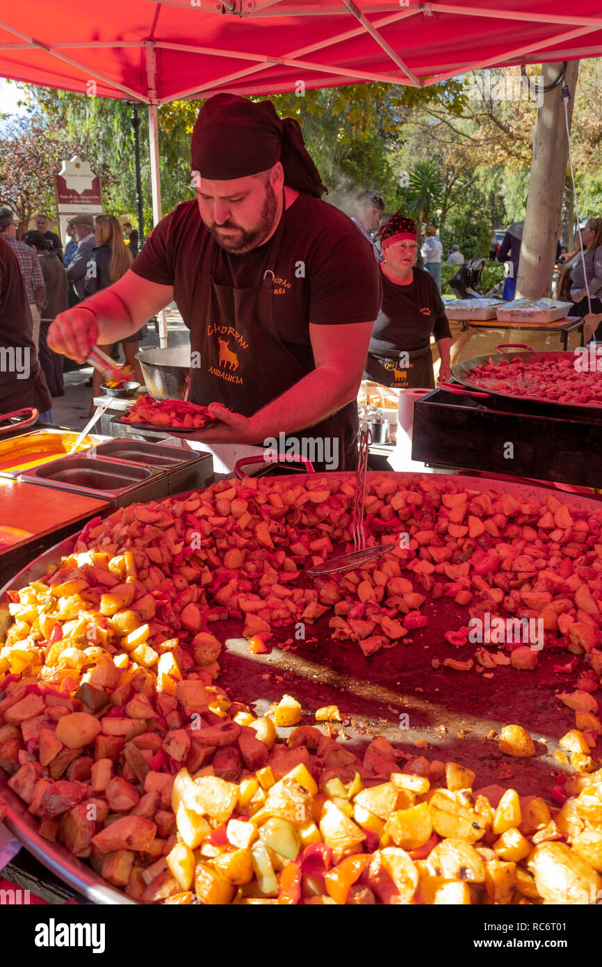 Campillos, Malaga, Spanien. Schinken und Wurstwaren Messe. Große Pfannen von Würstchen, Chorizo und anderen Schwein verwandte Produkte sind an die vielen Besucher serviert. Stockfoto