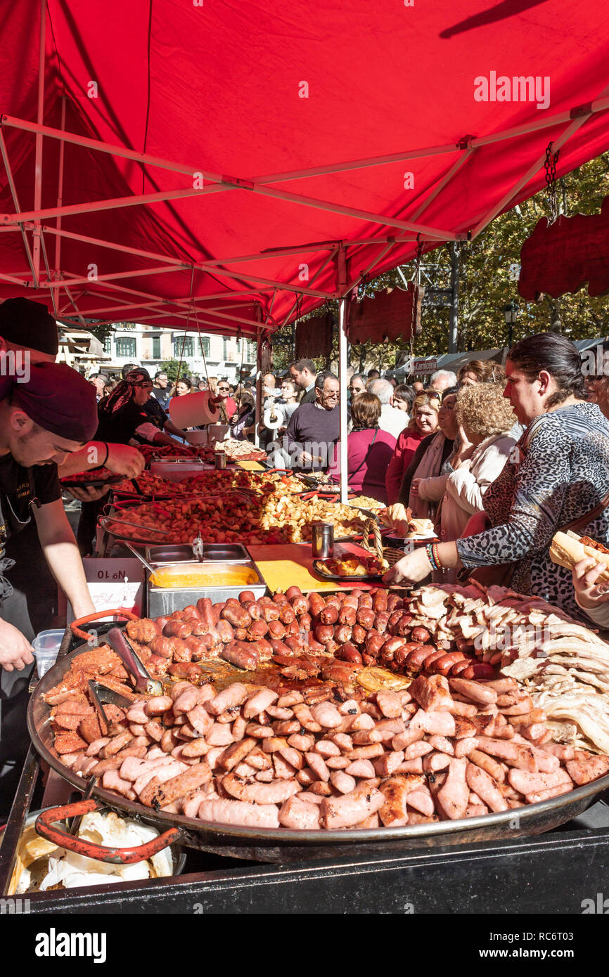 Campillos, Malaga, Spanien. Schinken und Wurstwaren Messe. Große Pfannen von Würstchen, Chorizo und anderen Schwein verwandte Produkte sind an die vielen Besucher serviert. Stockfoto