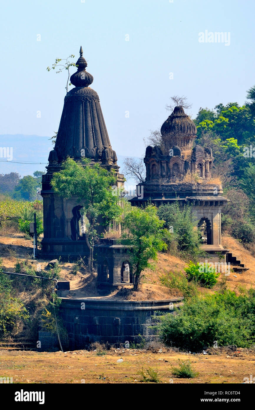 Kleine alte Tempel in der Nähe von Dakshin Kashi Shiv Tempel, Mahuli Sangam, Satara, Maharashtra, Indien Stockfoto