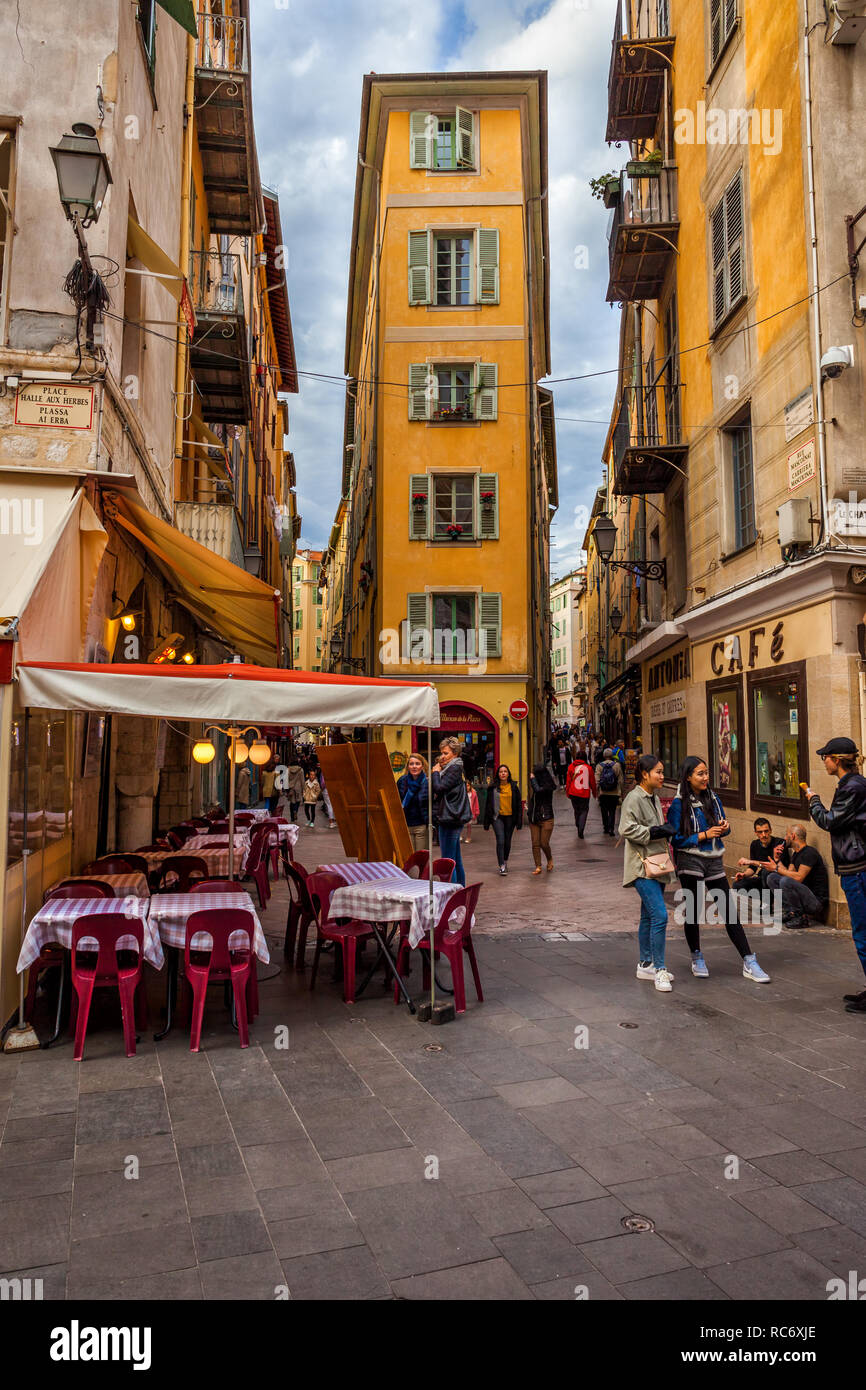 Altstadt von Nizza in Frankreich, engen Apartment Gebäude mit Fensterläden und Straße im historischen Viertel - Vieille Ville Stockfoto