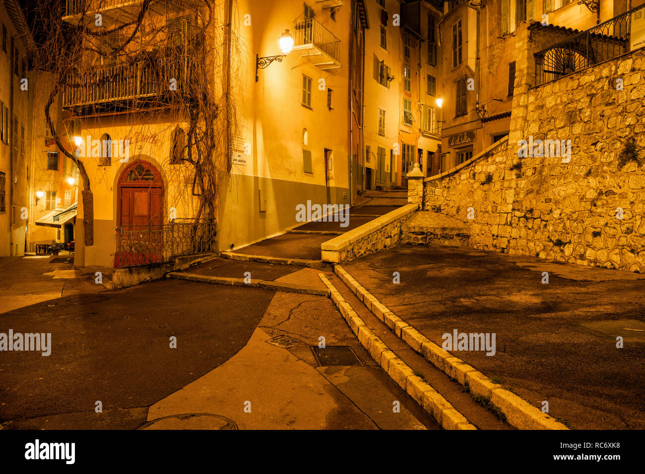Frankreich, Nizza, Rue Saint Augustin in der Altstadt (Vieille Ville) bei Nacht Stockfoto