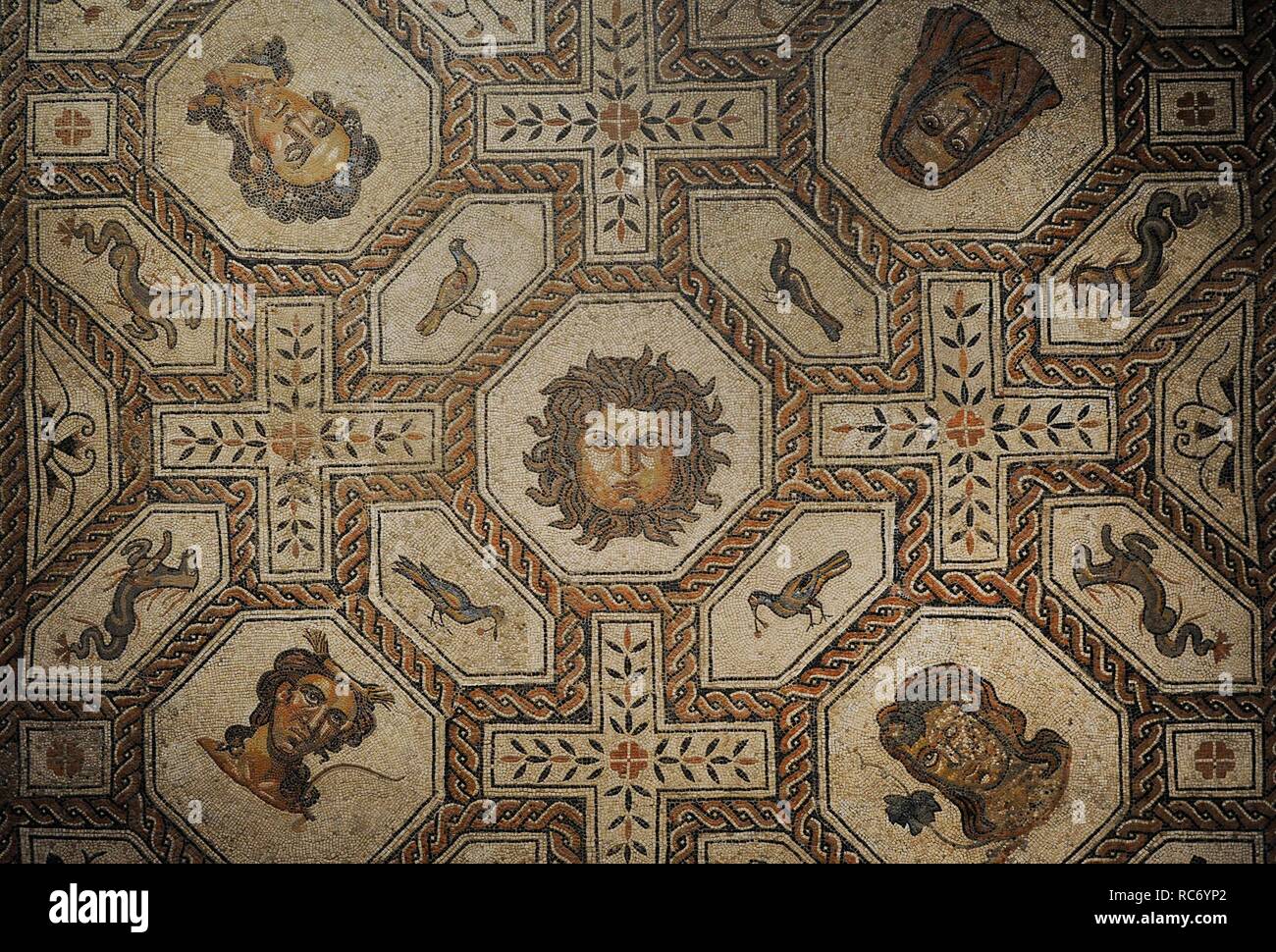 Mosaico de Medusa y las Estaciones. Las Mejores. Siglo IV. Procedente de Palencia, Castilla y León. Museo Arqueológico Nacional. Madrid. España. Stockfoto