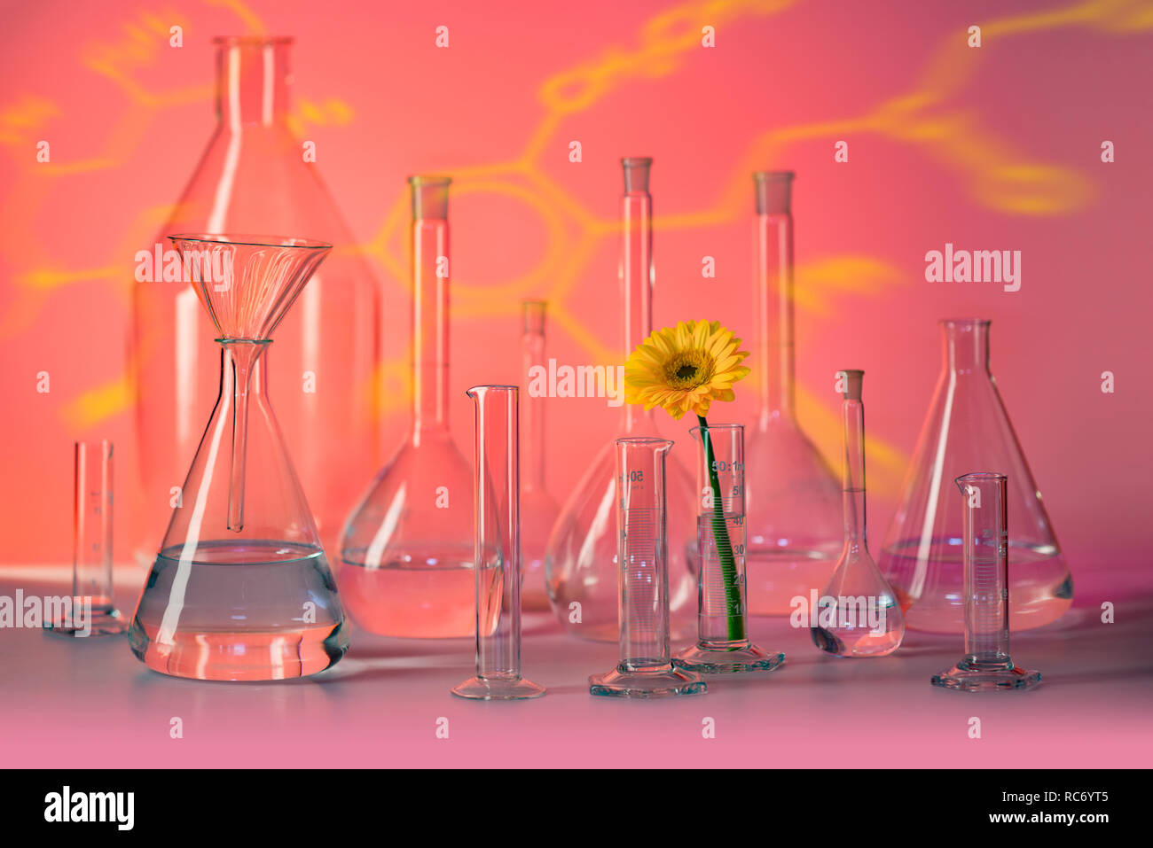 Vielzahl von teilweise ausgefüllte Laborglas einschließlich einer Blüte rot Ambiente Stockfoto