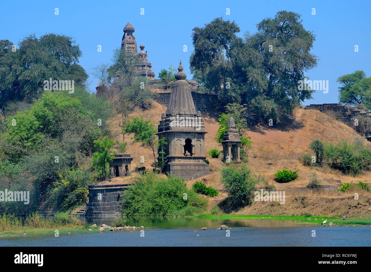 Kleine alte Tempel in der Nähe von Dakshin Kashi Shiv Tempel, Mahuli Sangam, Satara, Maharashtra, Indien Stockfoto