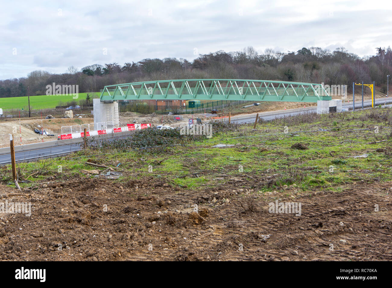 Neue fußgängerbrücke im Bau über die M20 in Kent, in der Nähe von Ashford. Stockfoto