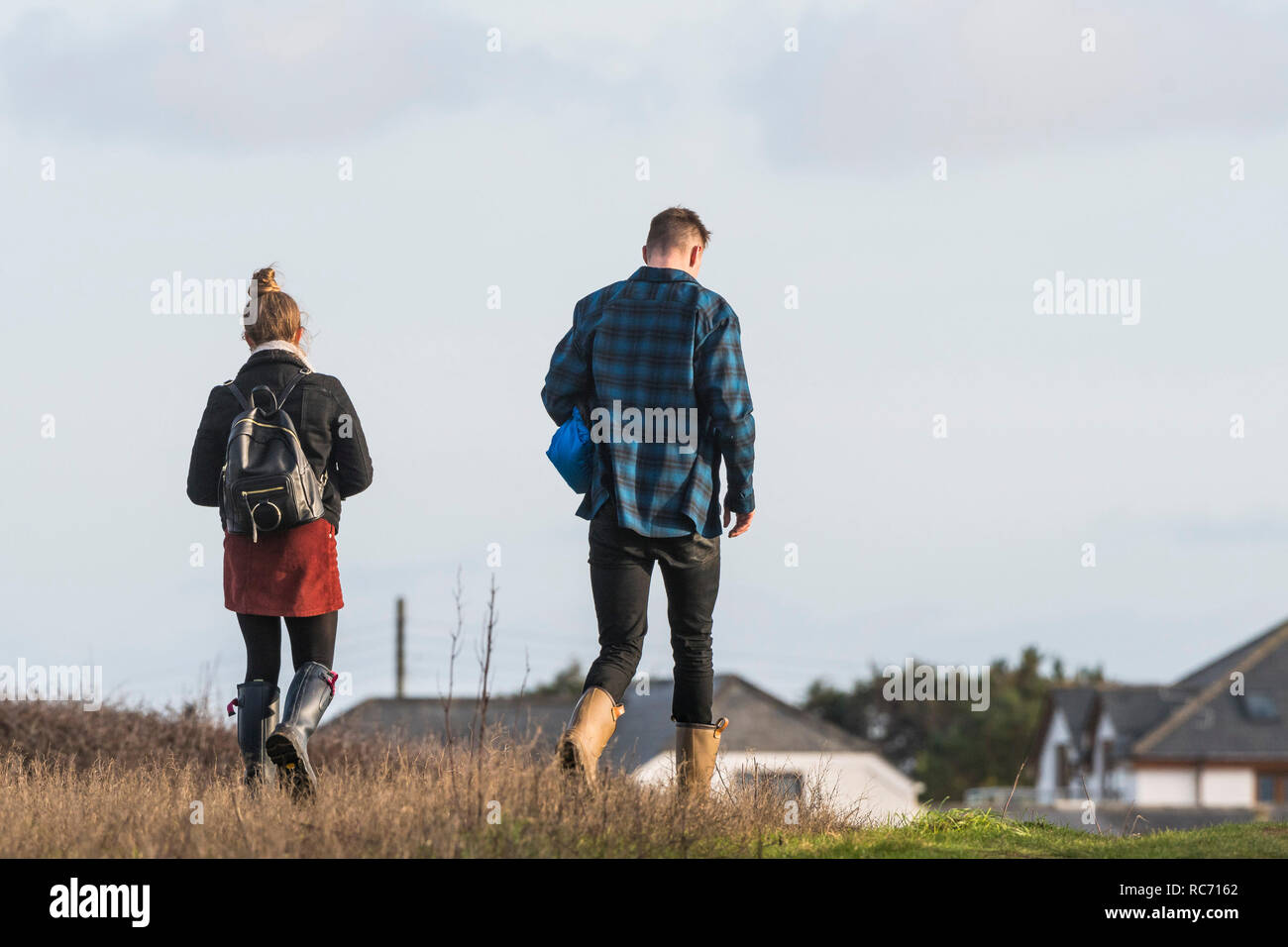 Zwei Menschen zu Fuß durch ein Feld. Stockfoto