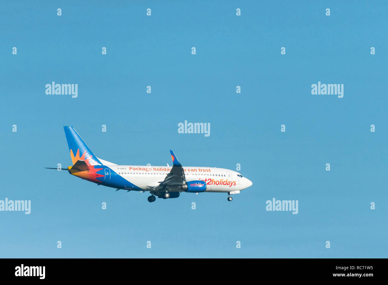 Ein JET2 Urlaub Boeing 737 Flugzeug mit Fahrwerk, Vorbereitung für die Landung. Stockfoto