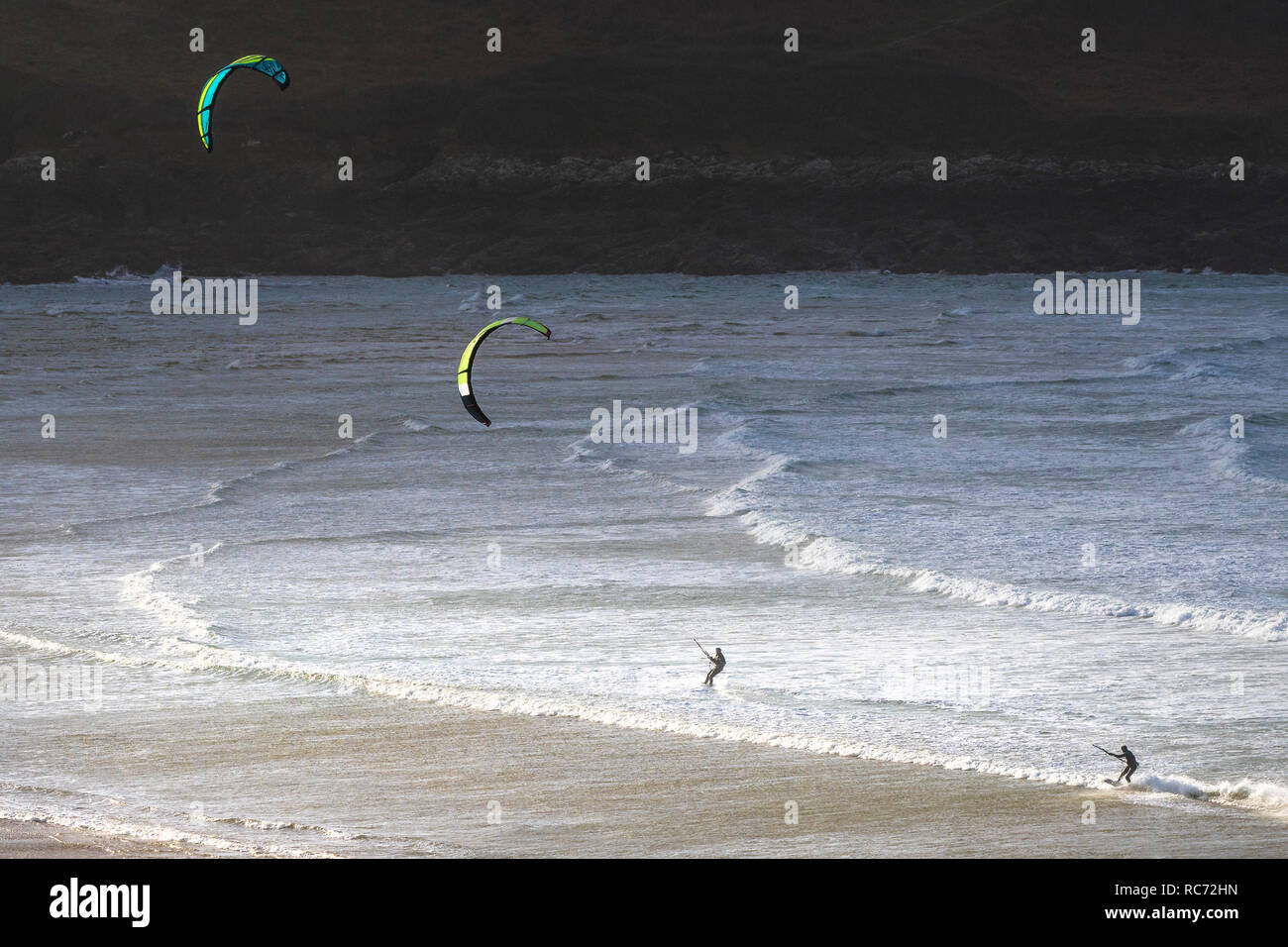 Kitesurfer an Crantock Bach in Newquay Cornwall Kitesurfen. Stockfoto