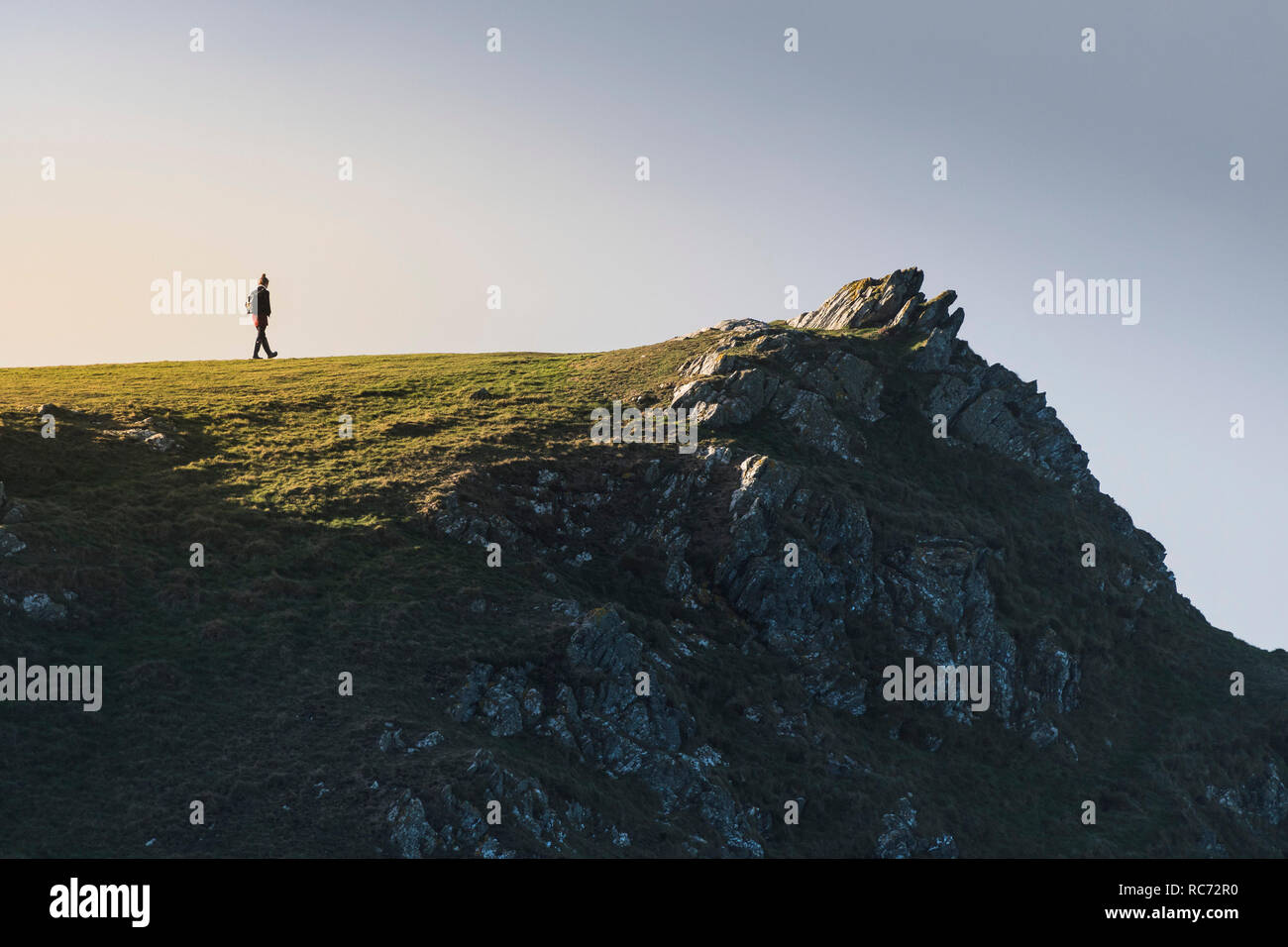 Eine weibliche Wanderer auf Kelsey Kopf an der Küste von North Cornwall. Stockfoto