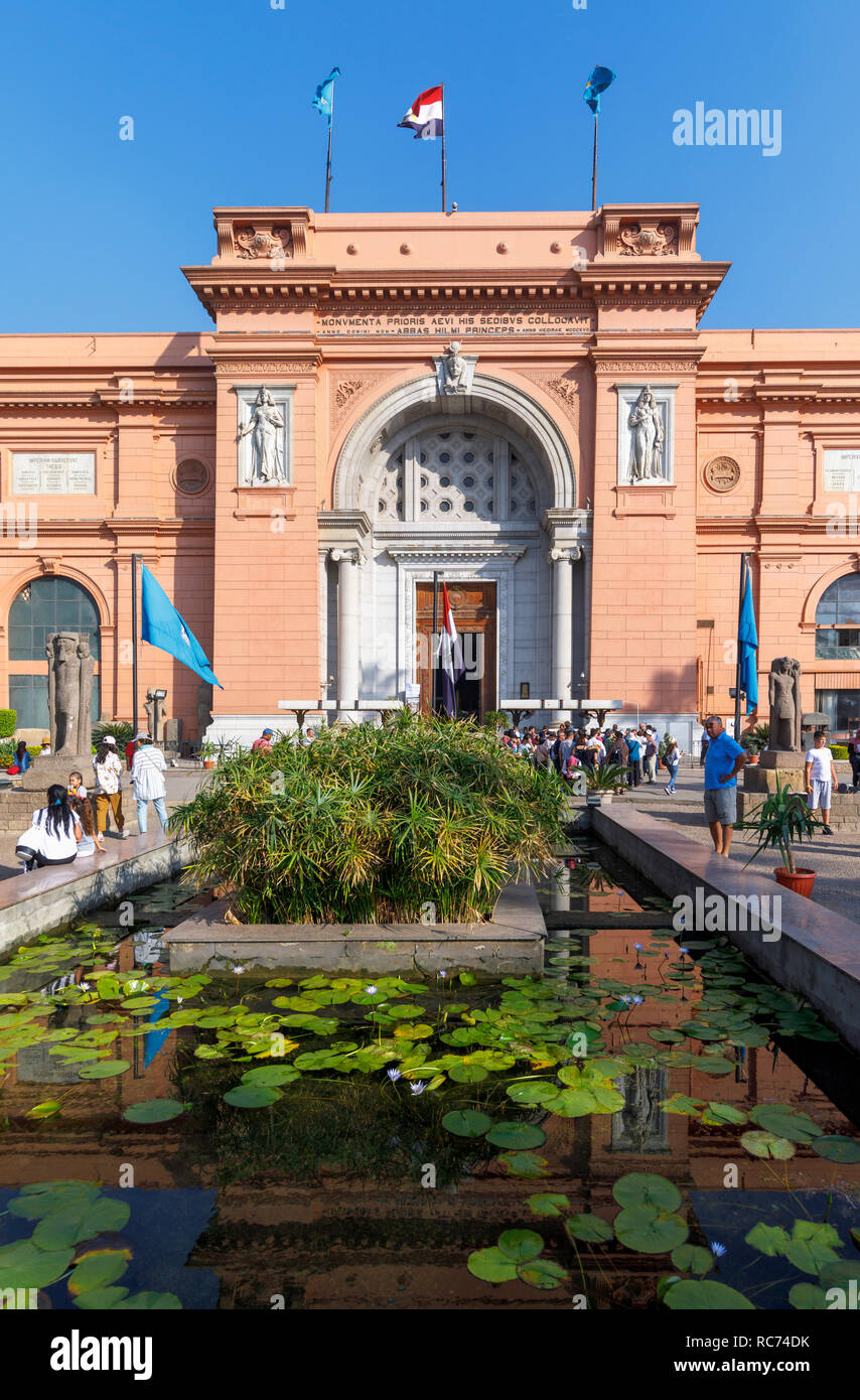 Blick auf den beeindruckenden Eingang des berühmten Museum ägyptischer Altertümer (Museum Kairo), einem führenden Attraktion in Kairo, Ägypten, an einem sonnigen Tag Stockfoto