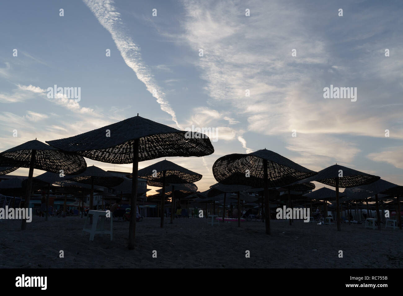 Elegante Sonnenschirme am Strand Stockfoto