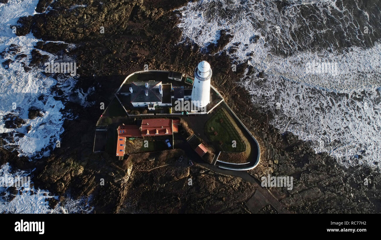 Eine Drohne Foto von St Mary's Leuchtturm in Whitley Bay, North Tyneside. Einen Knall der arktische Luft sehen Temperaturen diese Woche fallen, was ein Ende hat einen milden Januar für die meisten UK. Stockfoto