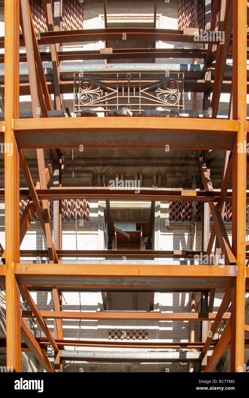 Bügeleisen Unterstützung Gerüste auf einem Bald ruiniert Gebäude auf Jerusalem Boulevard, Jaffa, Israel renoviert werden Stockfoto