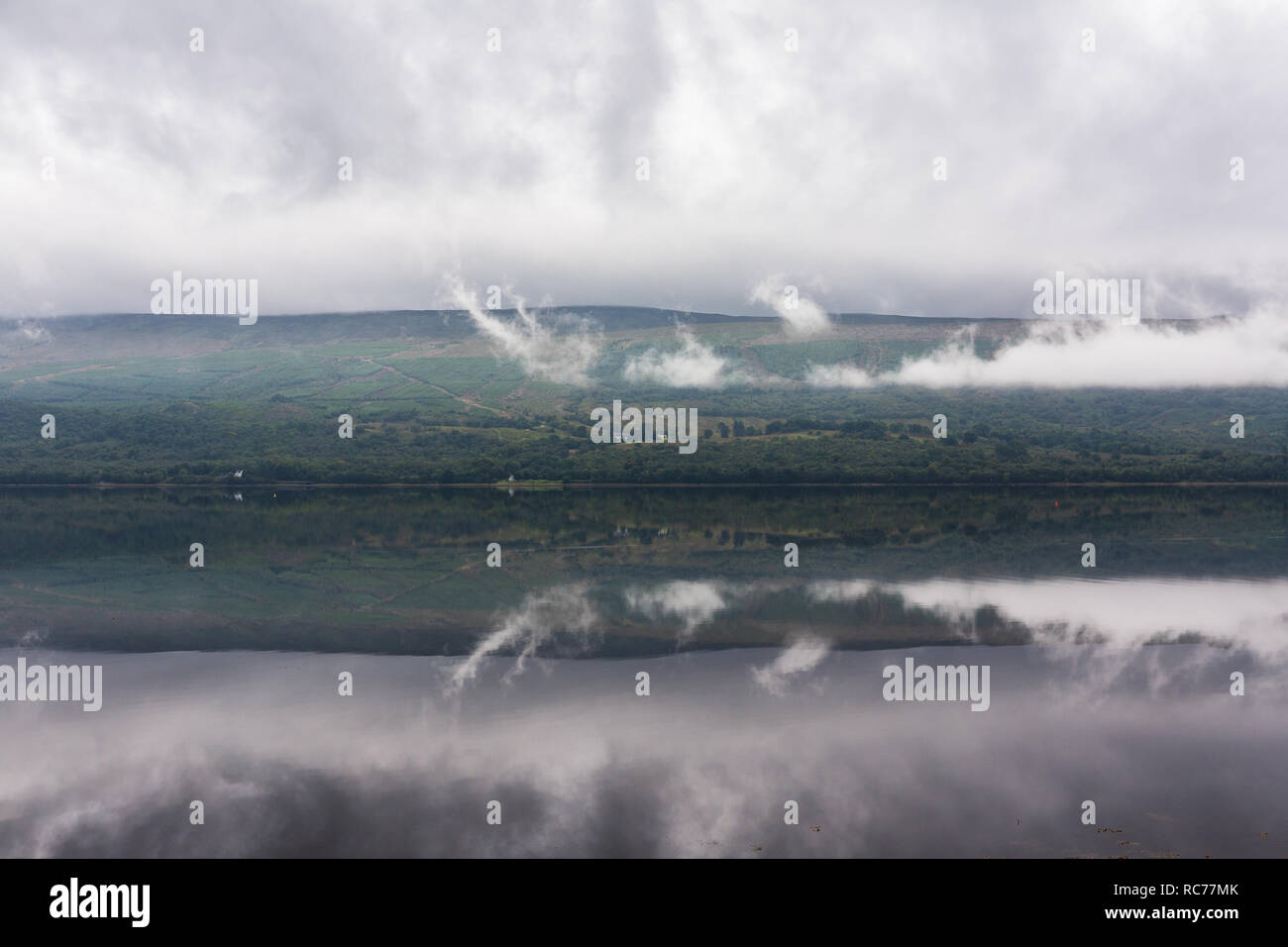 Loch Fyne liegt wie ein Spiegel in den Highlands von Schottland, Großbritannien. Stockfoto