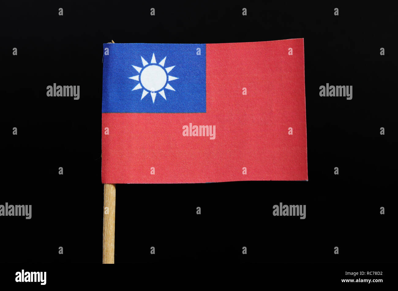 Eine nationale Flagge von Taiwan auf Zahnstocher auf schwarzem Hintergrund. Ein rotes Feld mit einem marine blau Kanton mit einer weißen Sonne mit 12 dreieckige Strahlen. Stockfoto