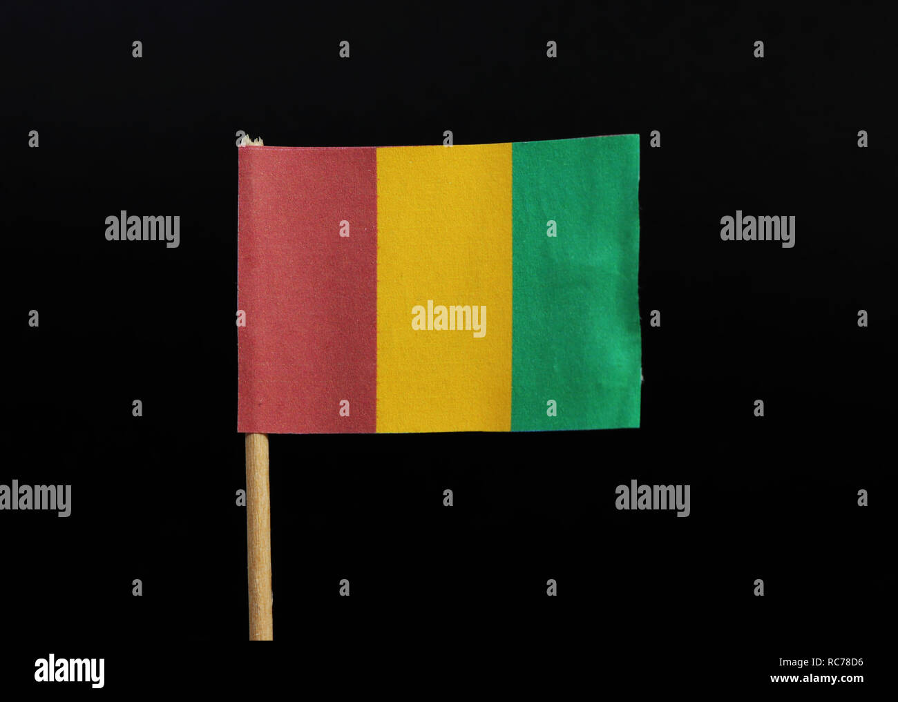Eine offizielle und die nationale Flagge von Guinea. Besteht aus senkrechten Trikolore von Rot, Gelb und Grün. Stockfoto
