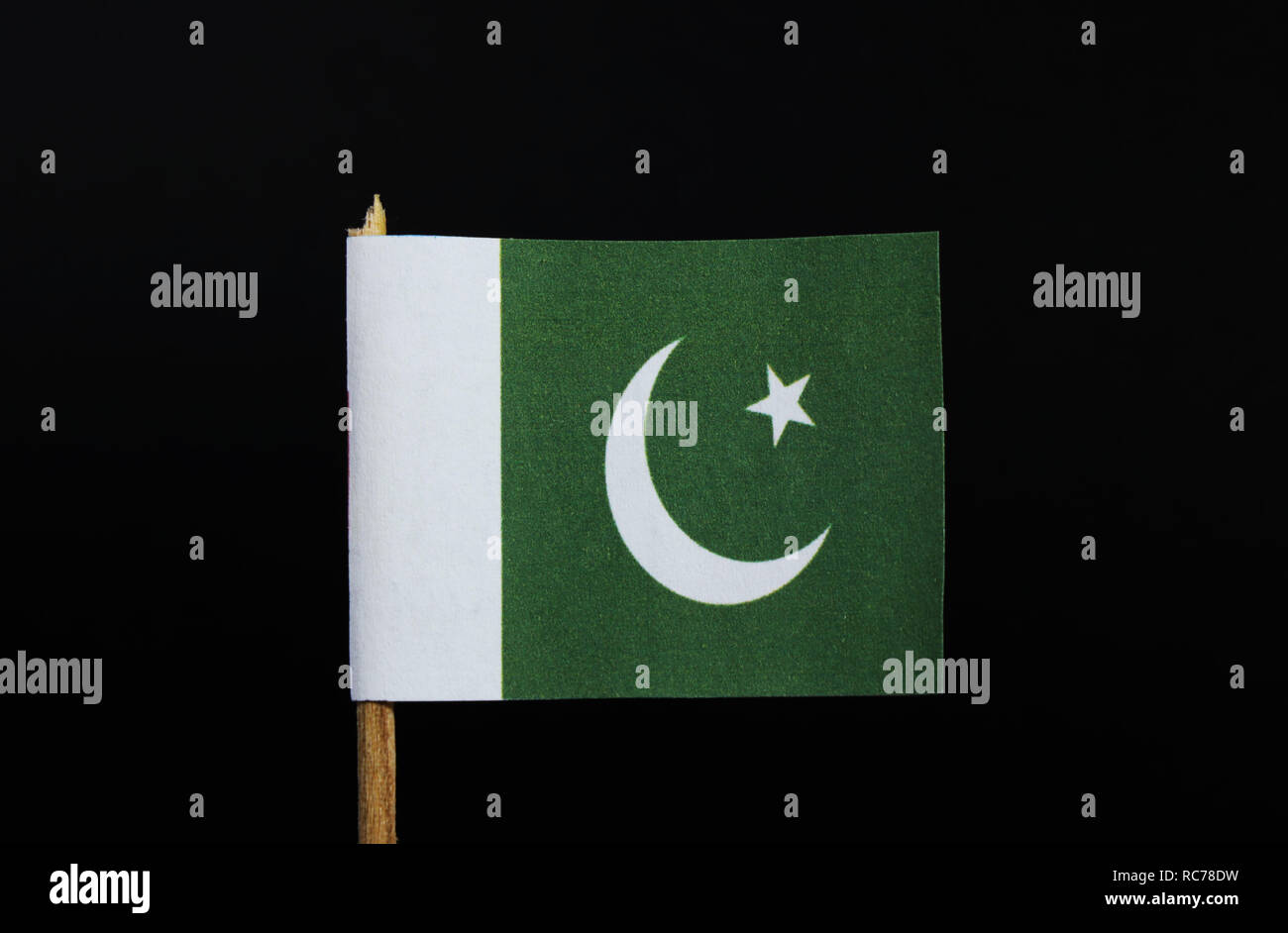 Die Nationalflagge Von Pakistan Auf Zahnstocher Auf Schwarzem Hintergrund Ein Weisser Stern Und Halbmond Auf Ein Dunkles Grun Mit Einem Vertikalen Weissen Streifen An Der H Stockfotografie Alamy