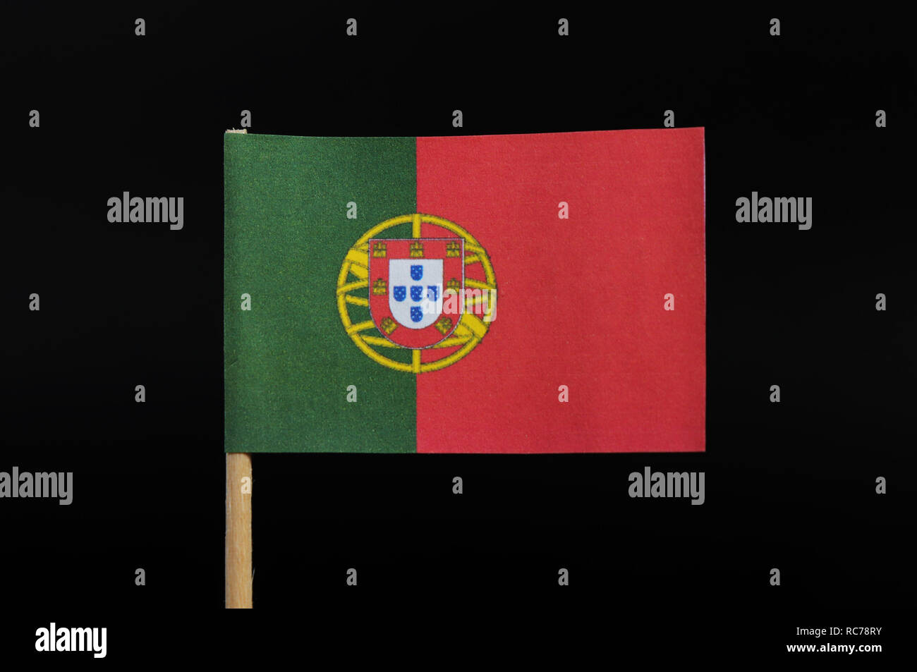 Eine offizielle und originale Flagge Portugals auf Zahnstocher auf schwarzem Hintergrund. Ein vertikal gestreifte bicolor von Grün und Rot, mit dem geringeren Mantel von arm Stockfoto