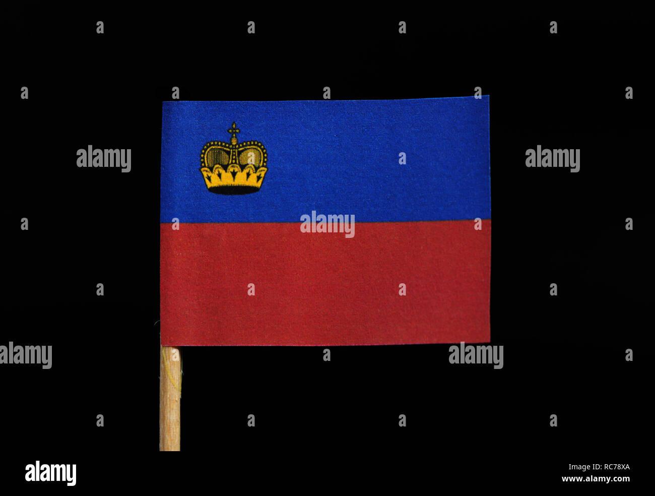 Eine offizielle Flagge Liechtensteins auf Zahnstocher auf schwarzem Hintergrund. Horizontale bicolor von Blau und Rot; aufgeladen mit einer goldenen Krone im Kanton. Stockfoto