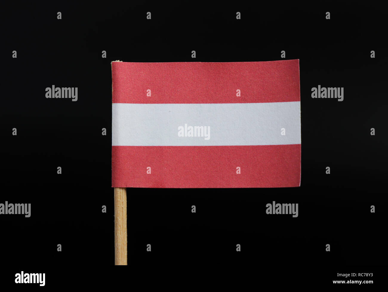 Ein einzigartiges und sehr einfache Flagge von Österreich auf Zahnstocher  auf schwarzem Hintergrund. Eine horizontale triband Rot (oben und unten)  und Weiß Stockfotografie - Alamy