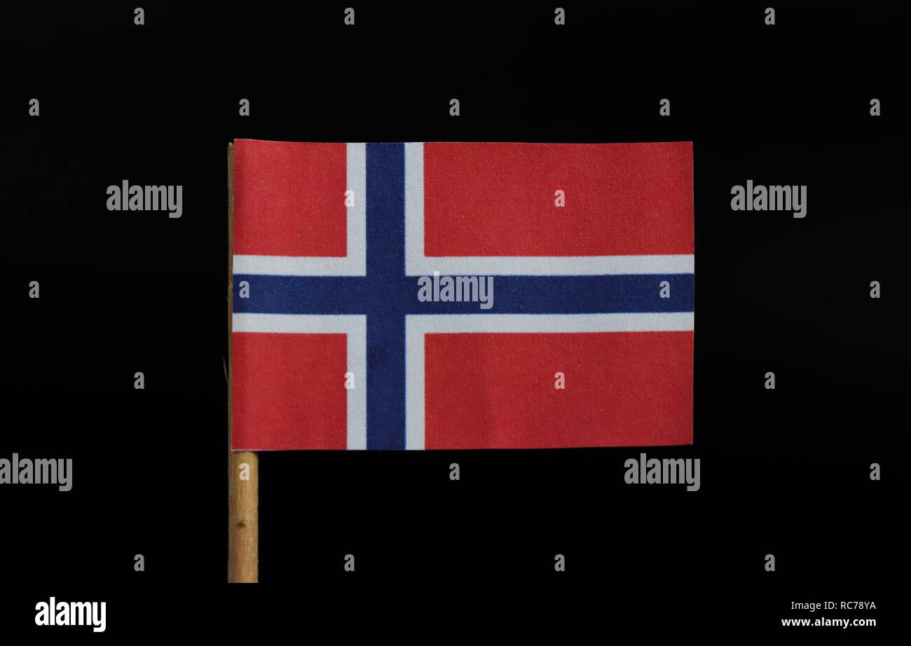Ein Original und sehr ähnlich mit anderen nördlichen Ländern Europas, Flagge Norwegens auf Zahnstocher auf schwarzem Hintergrund. Rotes Feld aufgeladen mit weiß-fimbriat Stockfoto