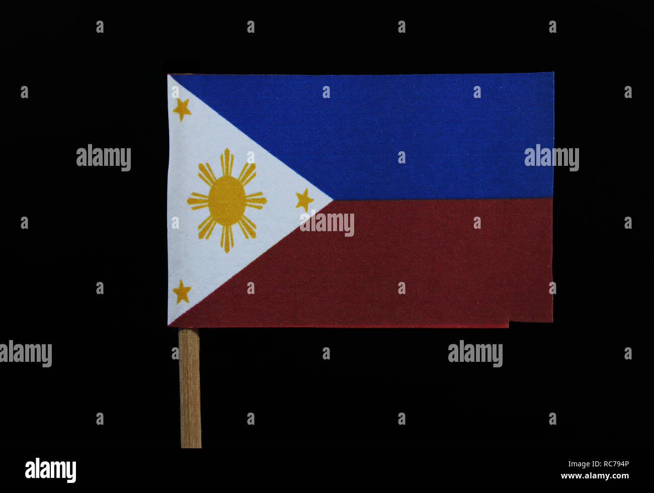 Eine offizielle Flagge der Philippinen auf Zahnstocher auf schwarzem Hintergrund. Eine horizontale bicolor Blau und Rot mit einem weißen gleichseitigen Dreieck an Stockfoto