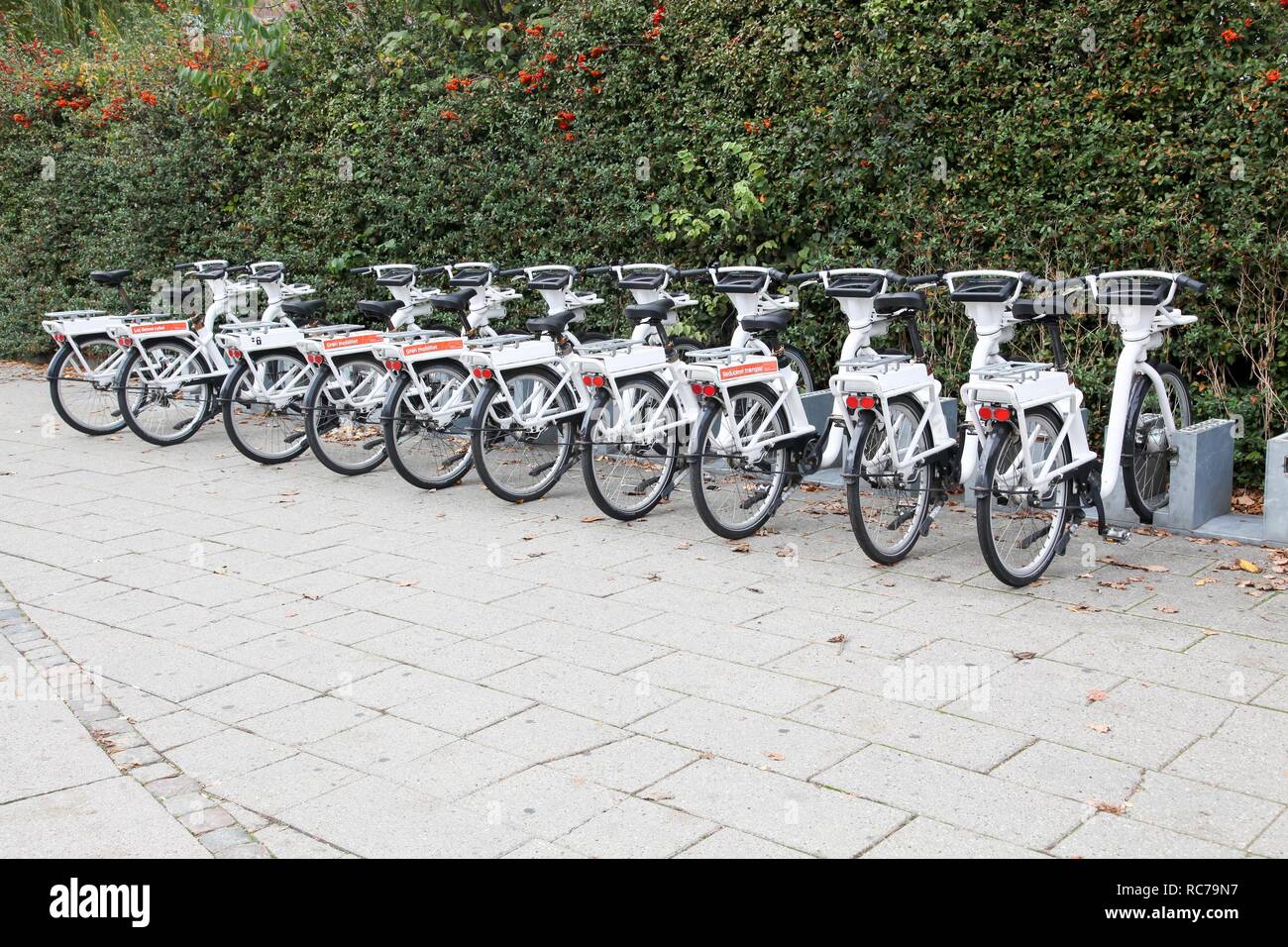 Kopenhagen, Dänemark, 21. Oktober 2018: Stadt elektrische Fahrräder zum Mieten in Kopenhagen, Dänemark. Stockfoto