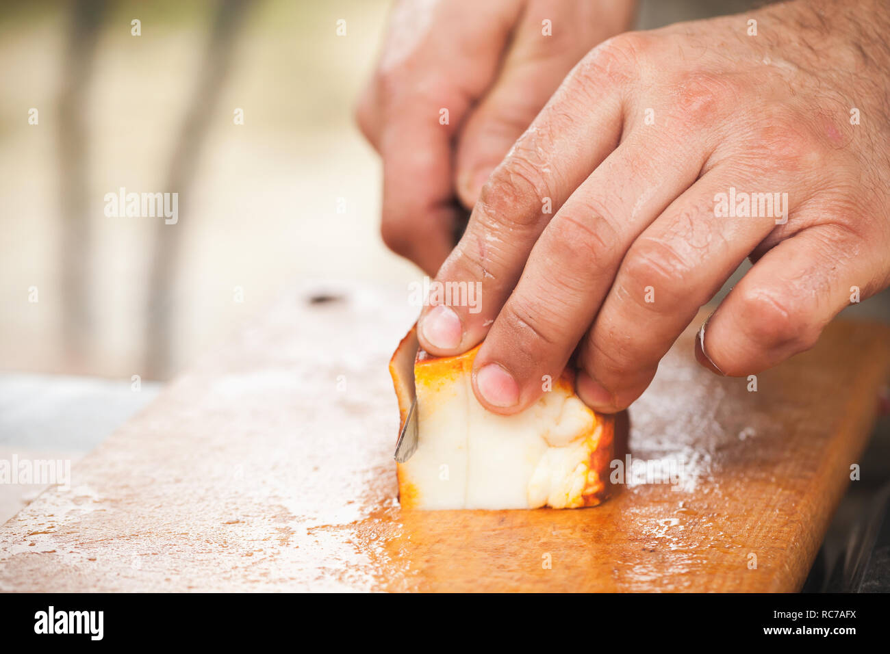 Geräucherter Speck schneiden. Hände von Cook mit Messer, Nahaufnahme, selektiver Fokus Stockfoto