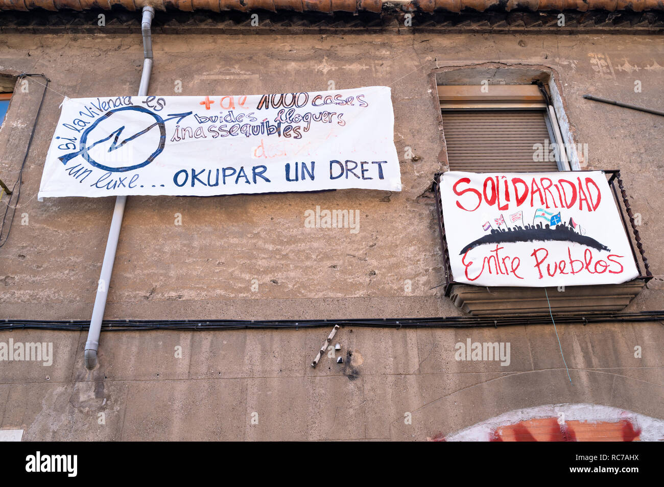 Plakat in einem verlassenen Haus über Vertreibung. Wenn das Leben ein Luxus ist, zu besetzen ist ein Recht. Solidarität zwischen den Völkern. Stockfoto