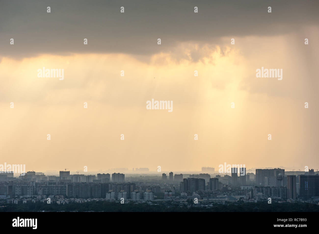 Chengdu skyline Luftbild mit einer dramatischen Himmel bei Dämmerung, China Stockfoto