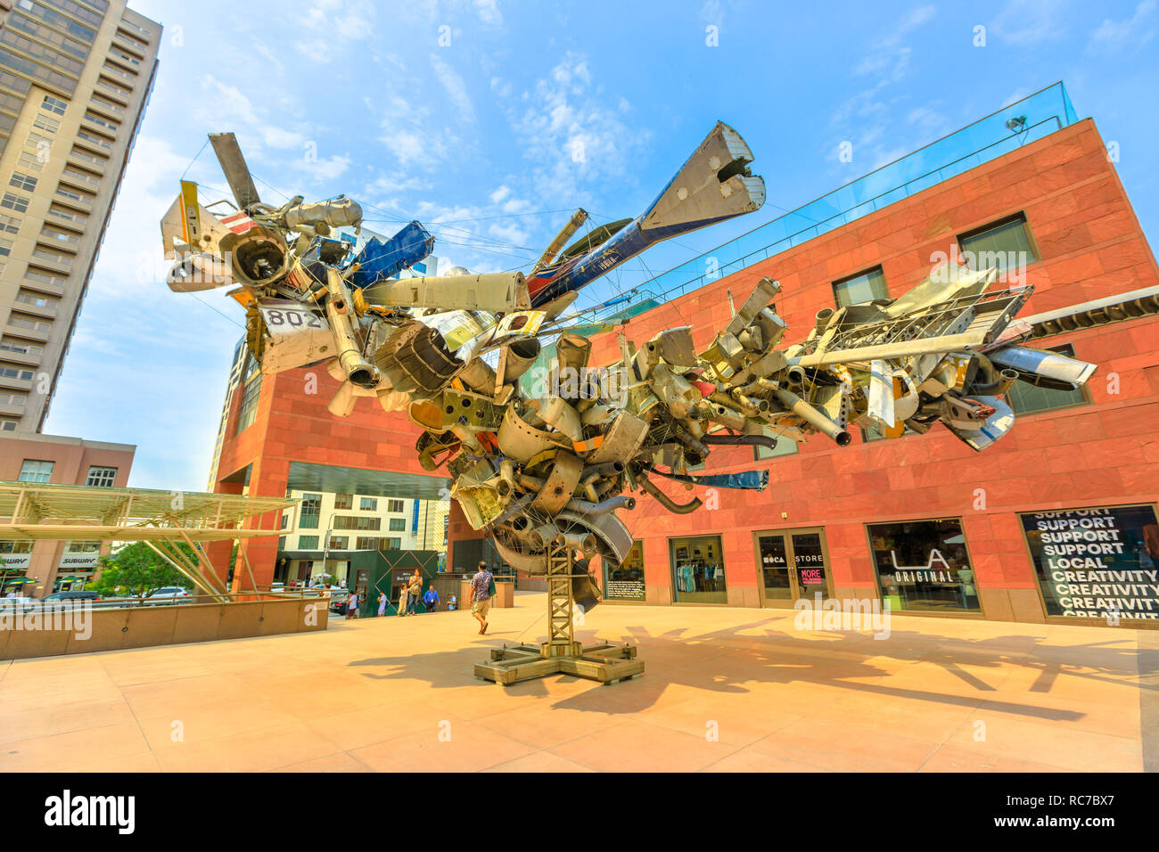 Los Angeles, Kalifornien, Vereinigte Staaten - 9. August 2018: moderne Skulptur vor dem Museum für Zeitgenössische Kunst, MOCA auf Grand Avenue in Downtown Los Angeles. Blauer Himmel an einem sonnigen Tag. Stockfoto