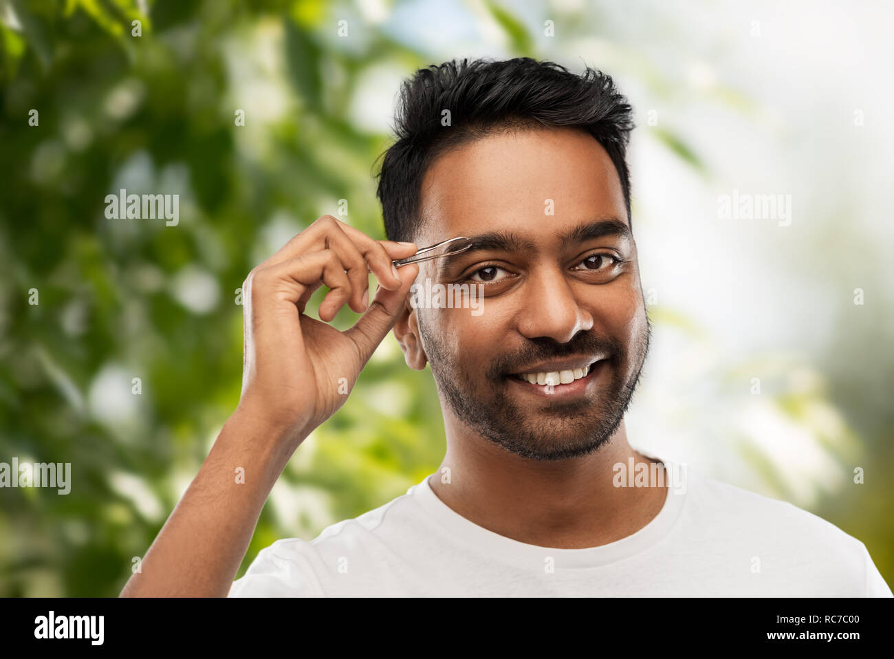 Inder mit Pinzette Pinzette Augenbrauehaar Stockfoto