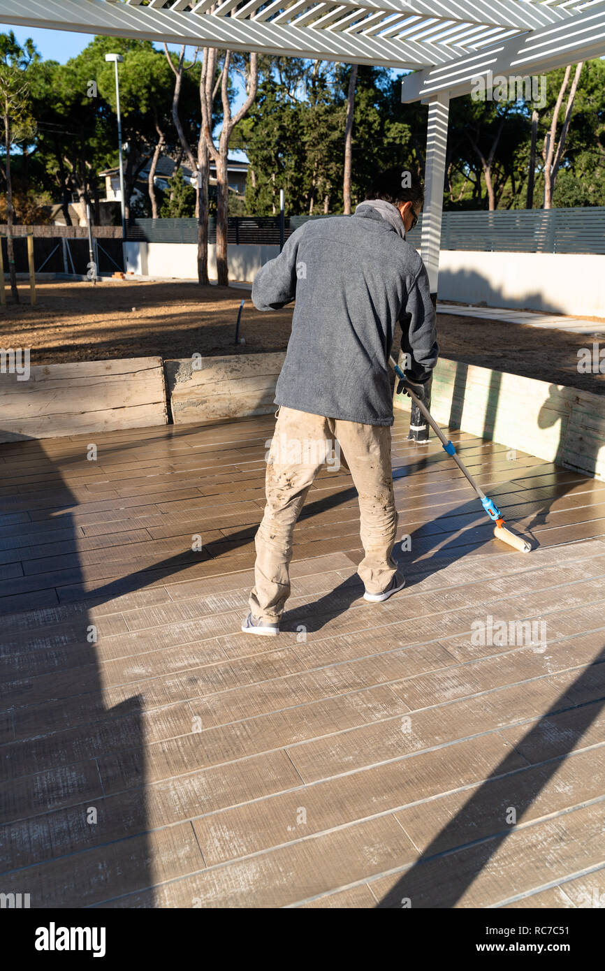 Bauarbeiter Malerei den Boden mit epoxy Lack auf, hart Haltbarkeit, Barcelona, ​​Spain Stockfoto