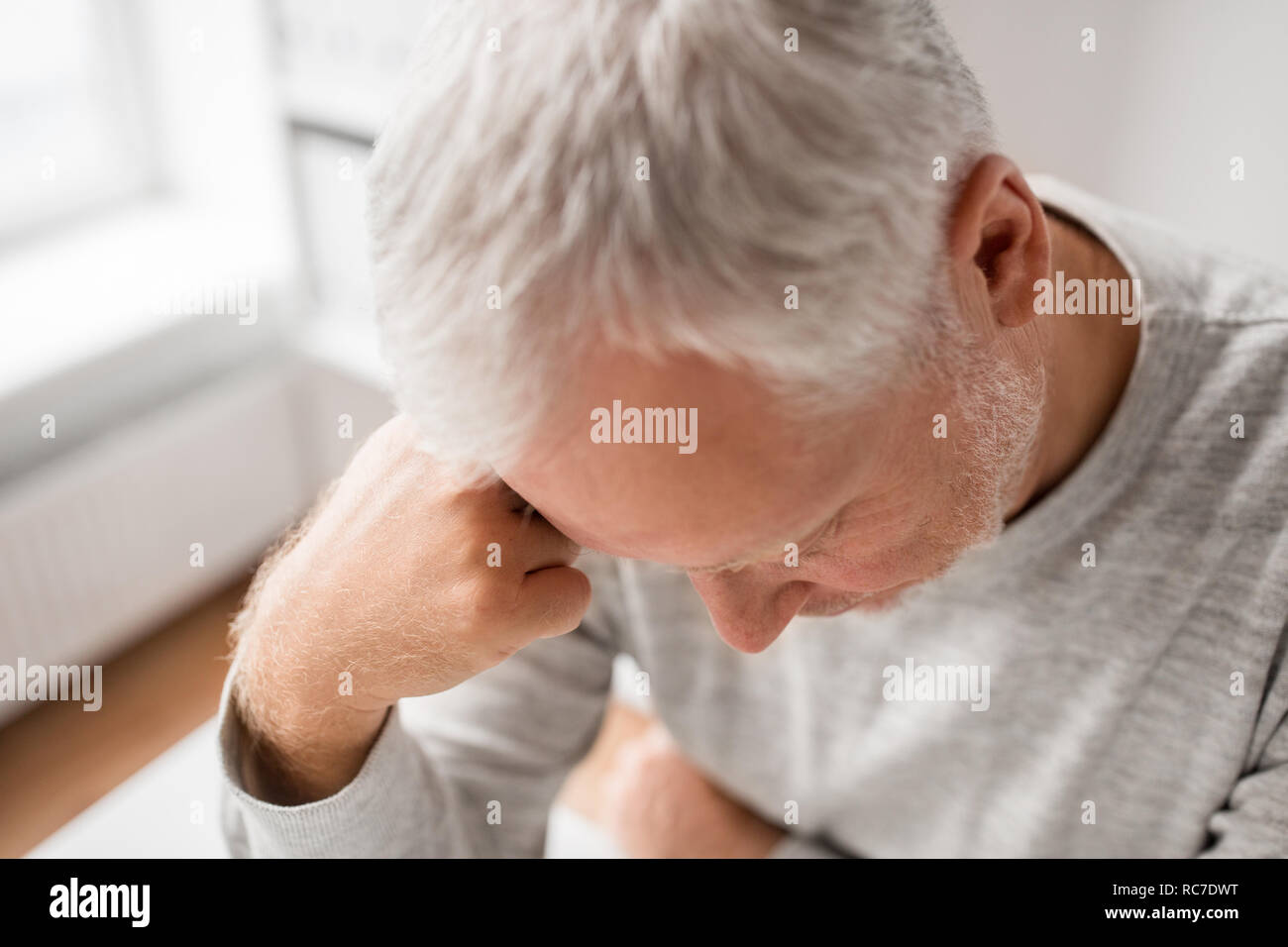 Nahaufnahme der traurige ältere Menschen denken Stockfoto