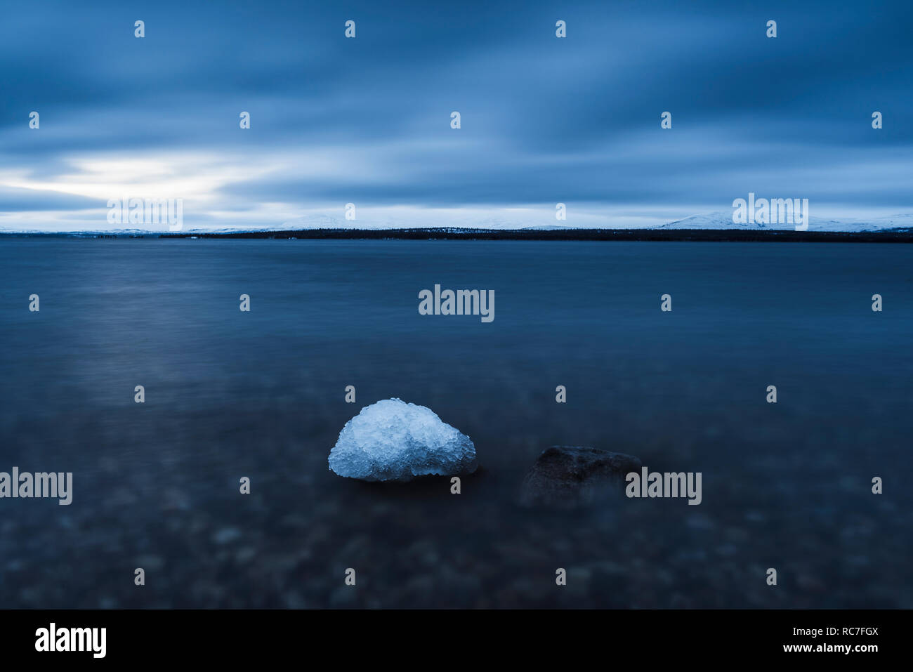 Verschneite Felsen am Meer Stockfoto